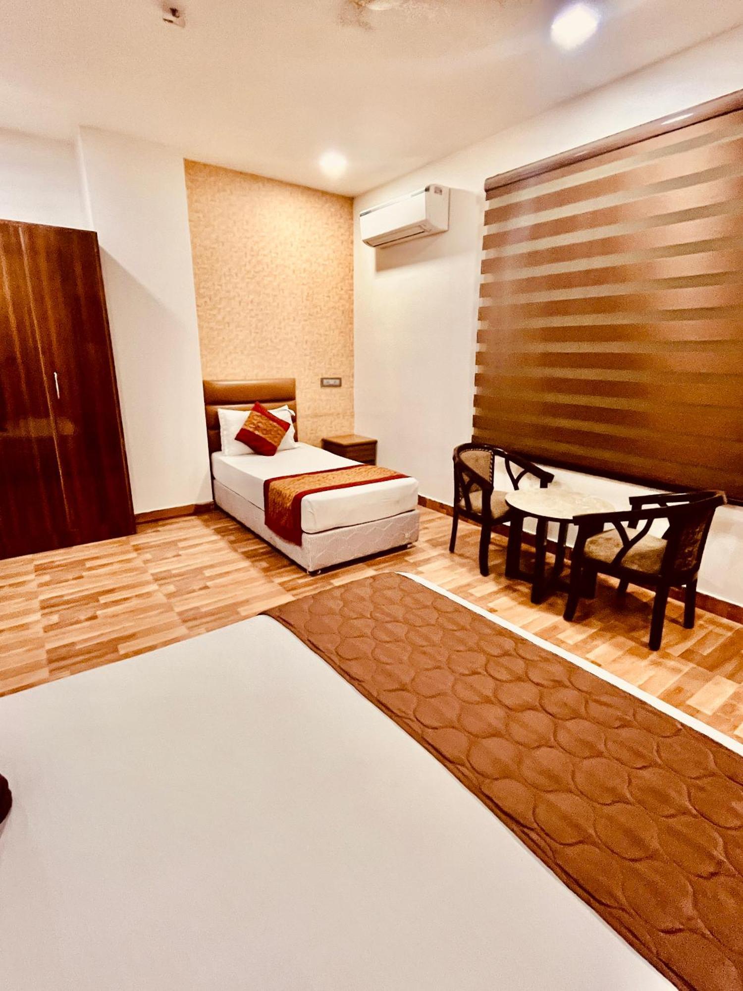 Amora Rooms Dwarka Neu-Delhi Exterior foto